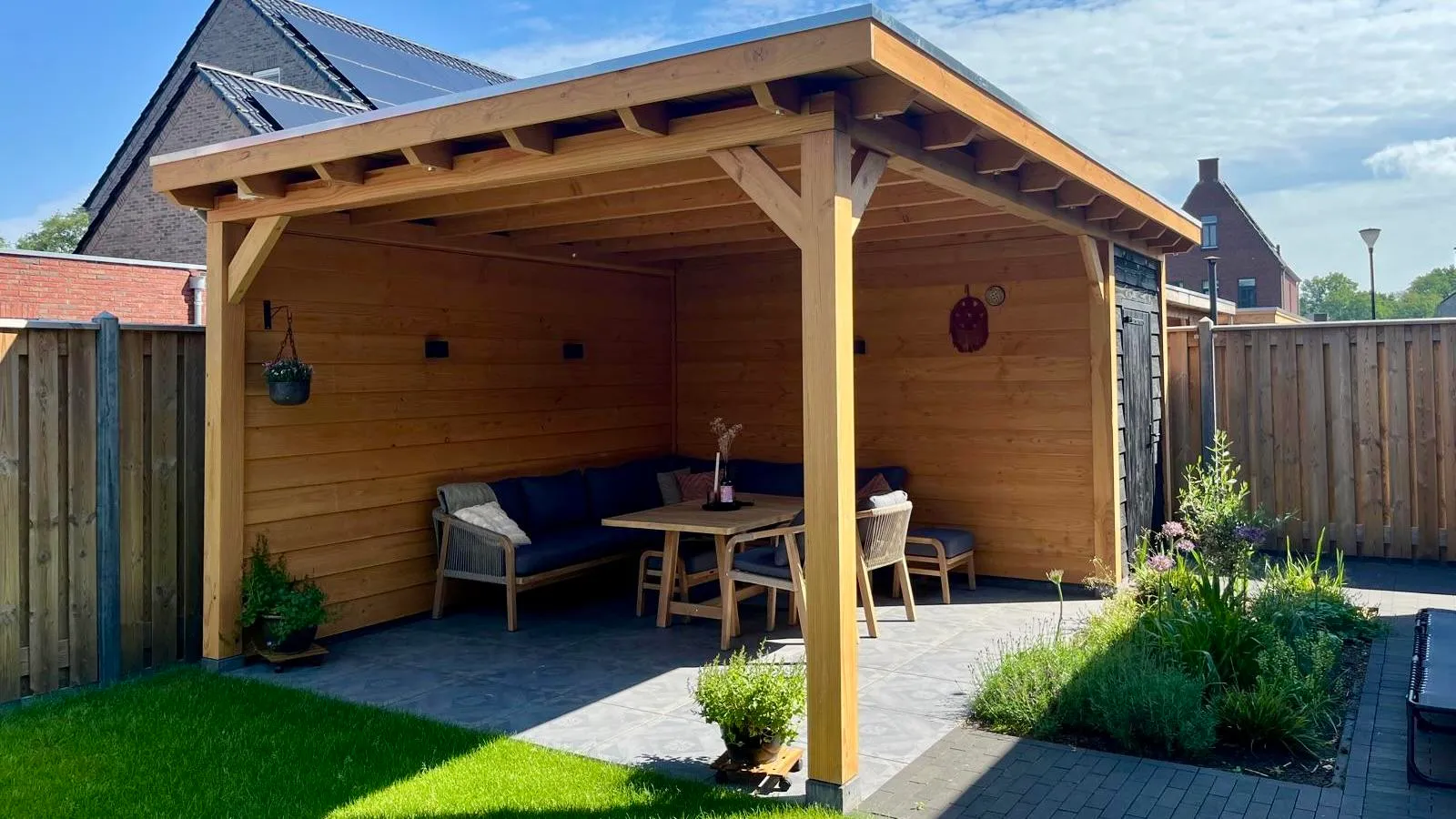 Houten overkapping op maat gemaakt door MK Woodworks