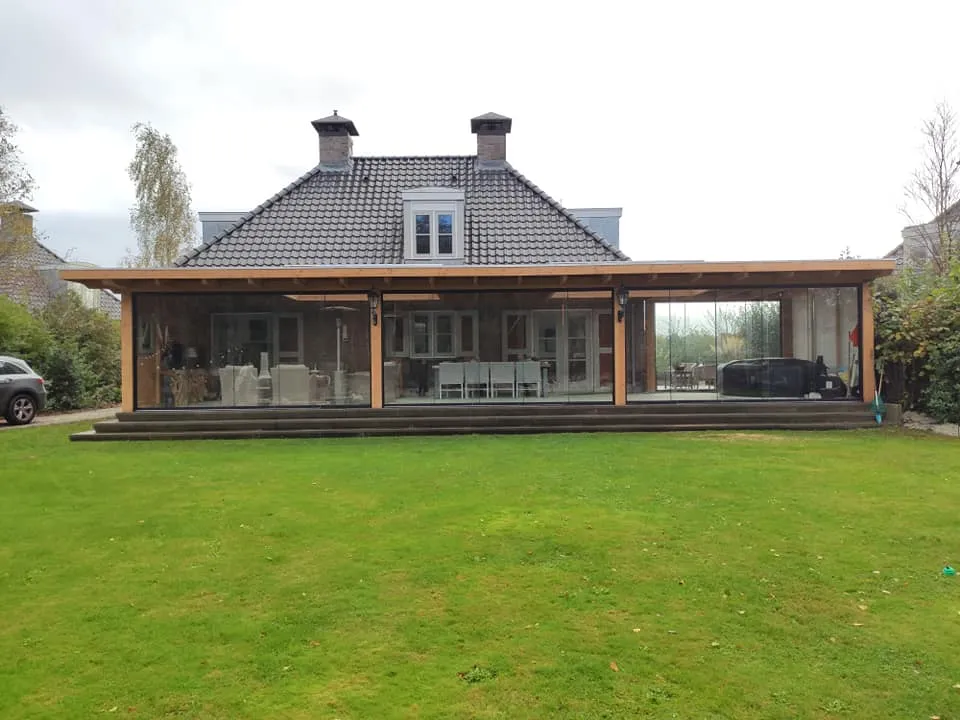 Veranda met glazen schuifwanden