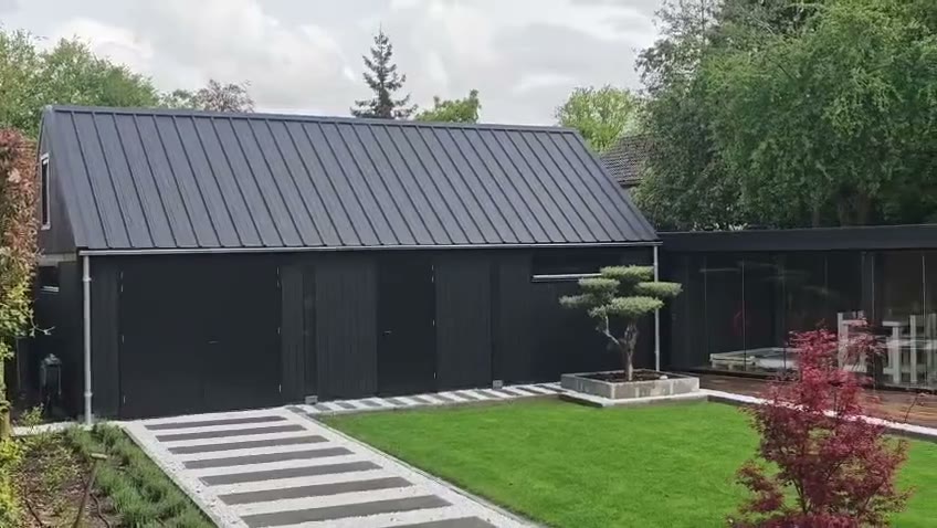 Luxe modern tuinhuis met antraciet gevel en glazen schuifwanden van MK Woodworks